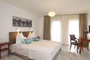 高級三人房 | 房內夾萬、獨特設計、獨特裝修、書桌