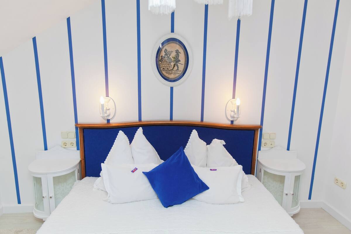 2 chambres, coffres-forts dans les chambres, décoration personnalisée