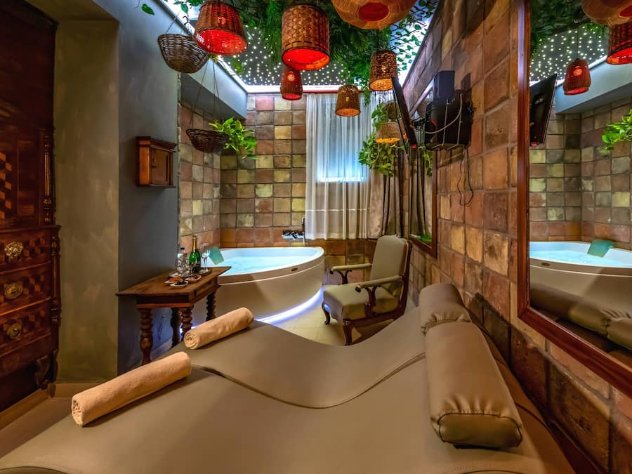 Sauna, hot tub, steam room