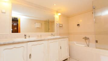 Presidential Room | Bathroom | Shower, hair dryer, bathrobes, towels