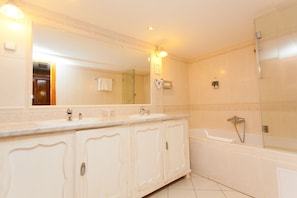 Presidential Room | Bathroom | Shower, hair dryer, bathrobes, towels - Hotel Szárcsa (Szekesfehervar)