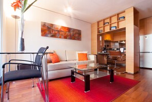 Apartment, 1 Schlafzimmer | Wohnzimmer | 32-Zoll-Flachbildfernseher mit Kabelempfang, Fernseher, Pay-TV