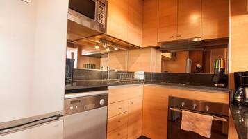 Appartement, 1 chambre | Cuisine privée | Grand réfrigérateur, micro-ondes, four, plaque de cuisson