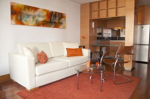 Apartment, 1 Schlafzimmer | Wohnzimmer | 32-Zoll-Flachbildfernseher mit Kabelempfang, Fernseher, Pay-TV