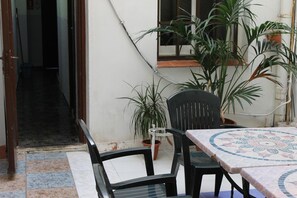Outdoor dining - Central Station Hostel Barcelona (Barcelona)