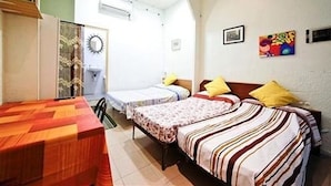 Una habitación pequeña y acogedora con dos camas individuales y una mesa de madera.