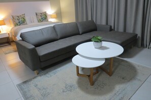 Executive suite, 1 kingsize bed, niet-roken, uitzicht op tuin (Self-Catering) | Woonruimte | Een flatscreentelevisie