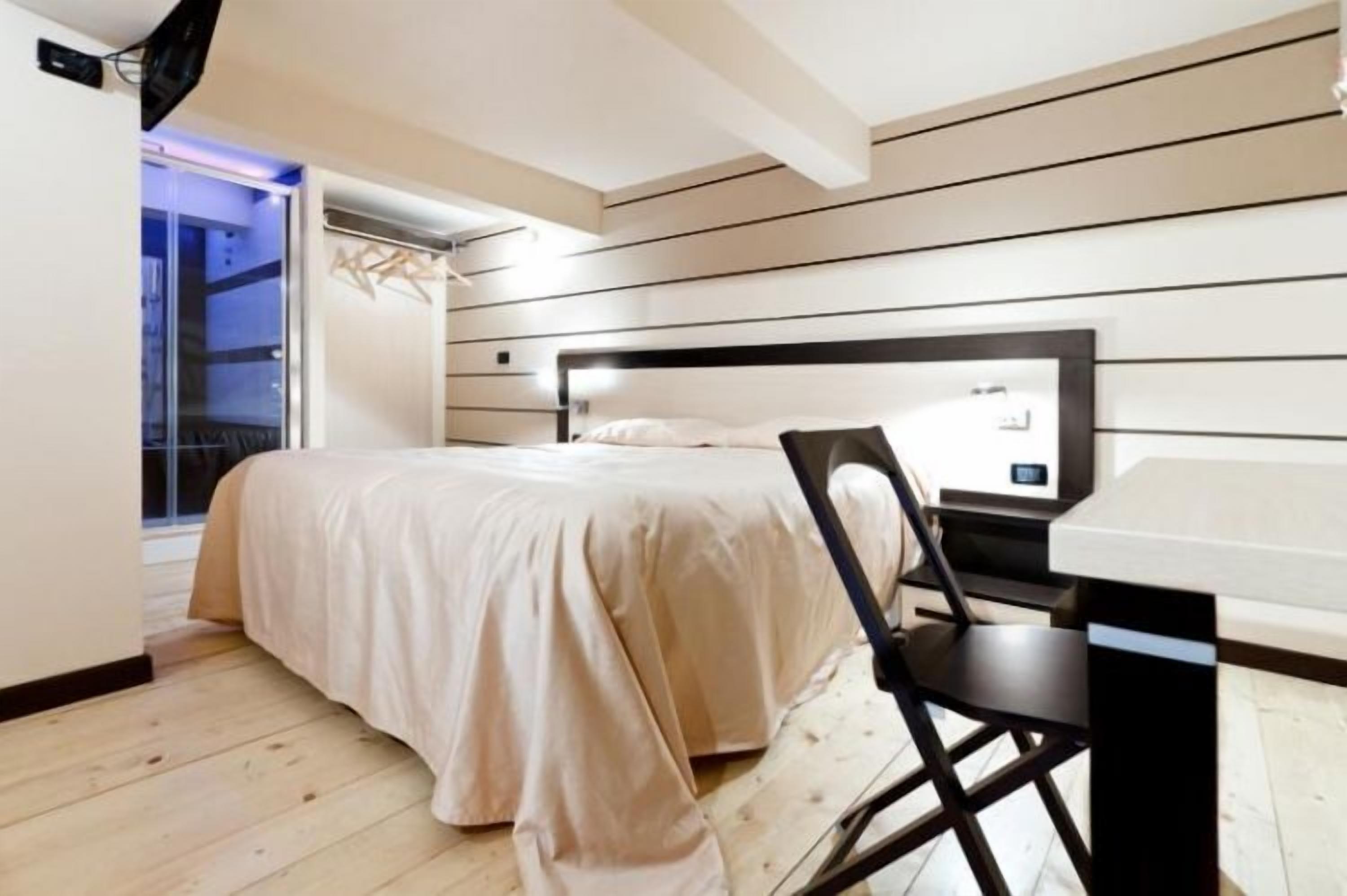 Suite | Desk, iron/ironing board, free WiFi