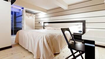 Suite | Desk, iron/ironing board, free WiFi