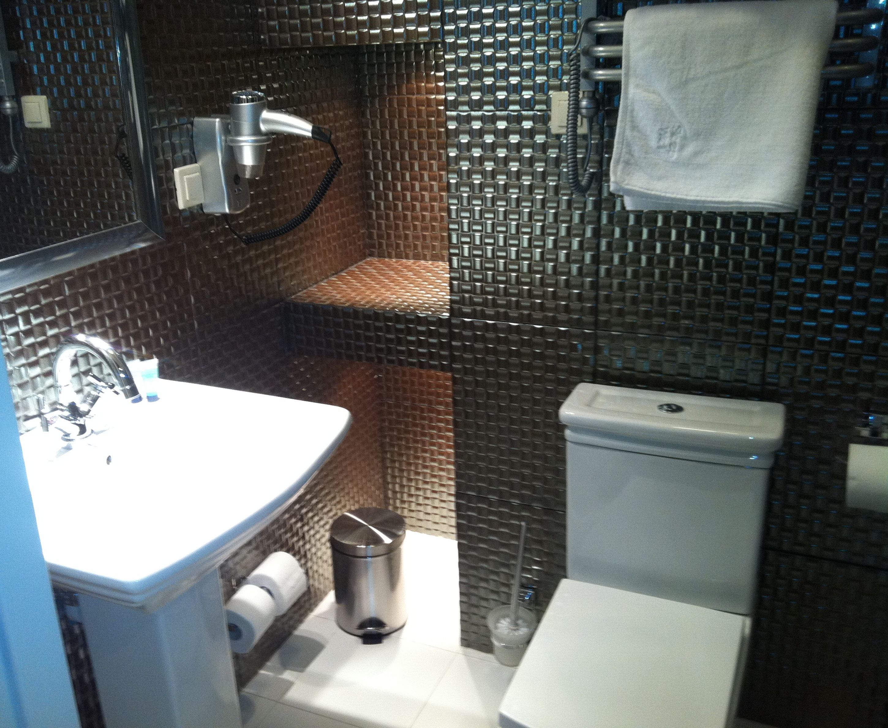 Un bagno con lavandino, WC e doccia.