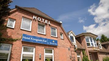 A hotel named Hotel Königstein Kiel with a sign indicating it's by Tulip Inn.