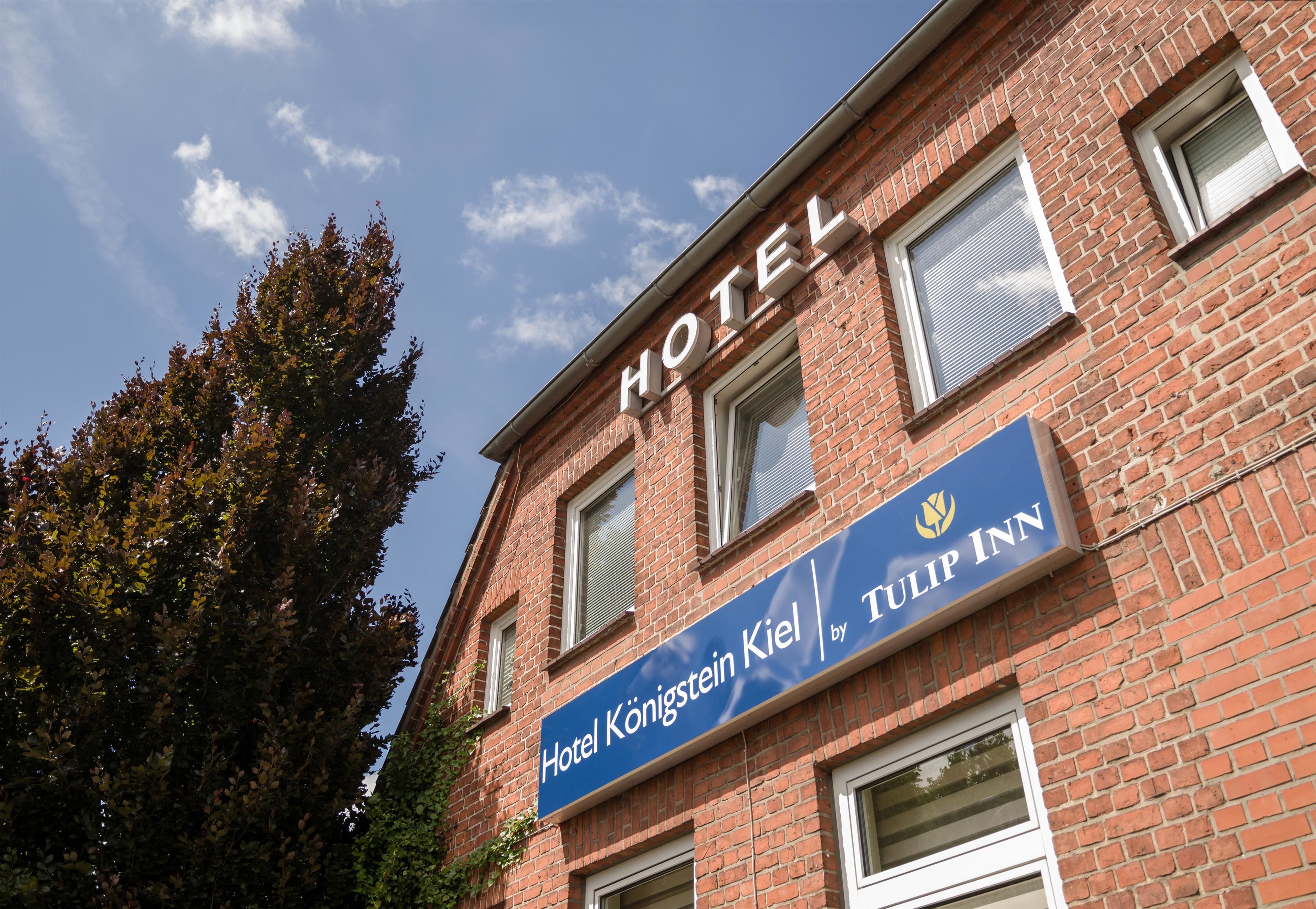 Hotellin kyltti, jossa lukee: ”Hotel Königstein Kiel by Tulip Inn”.