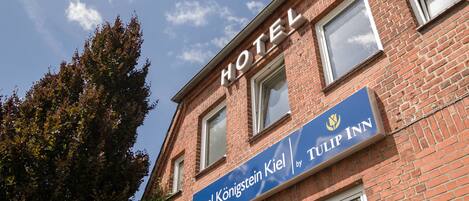 Hotellin kyltti, jossa lukee: ”Hotel Königstein Kiel by Tulip Inn”.