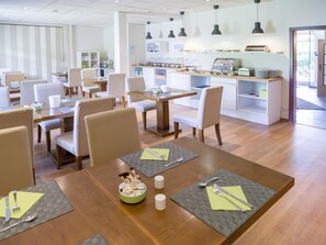 Daily buffet breakfast (EUR 14.5 per person) - Hotel Königstein Kiel by Tulip Inn (Kronshagen)