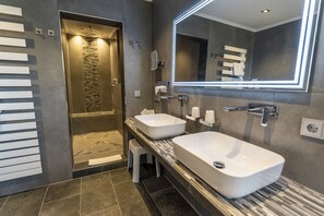 Suite superior, 1 habitación, balcón | Baño | Regadera, amenidades de baño gratuitas, secadora de cabello, pantuflas 