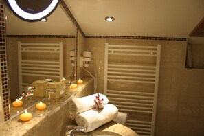 Habitación Confort | Baño | Regadera, amenidades de baño gratuitas, secadora de cabello, pantuflas