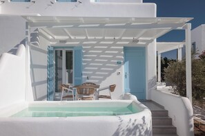 Living Suite with Heated Plunge Pool | Ropa de cama de alta calidad y colchones con acolchado adicional