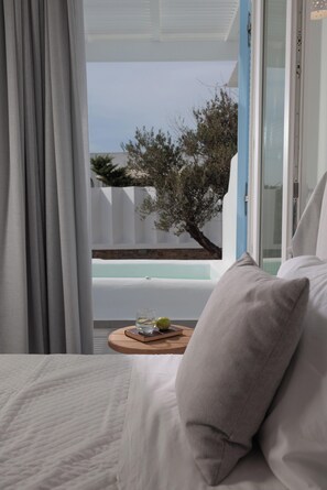 Living Suite with Heated Plunge Pool | Ropa de cama de alta calidad y colchones con acolchado adicional