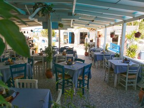 Breakfast, lunch and dinner served - Villa Markos (Santorini)