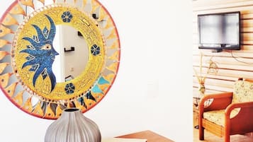 Milto's Apartment | Wohnbereich | Fernseher