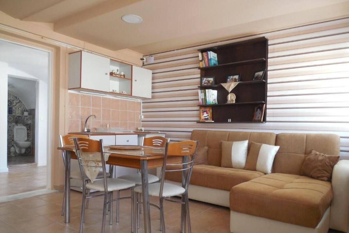 Milto's Apartment | Eigene Küche | Mini-Kühlschrank, Wasserkocher, Reinigungsartikel
