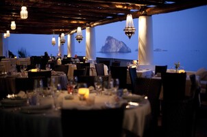 Lunch and dinner served