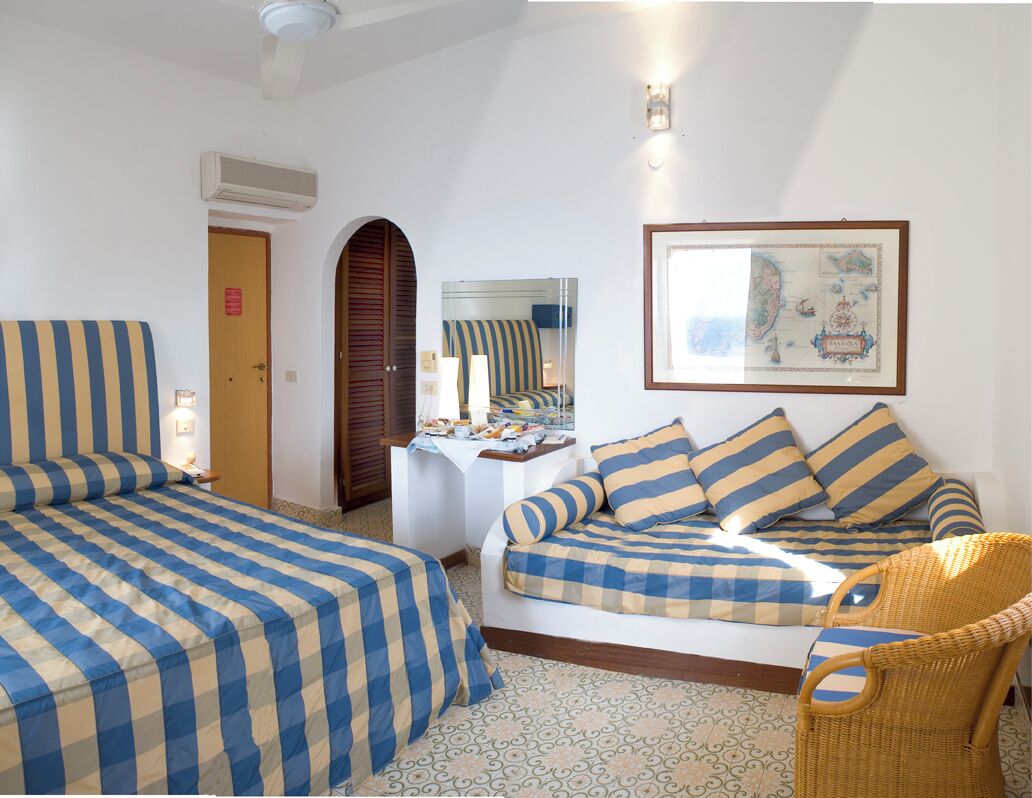 Minibar, coffres-forts dans les chambres, bureau