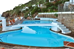 Piscine extérieure, chaises longues