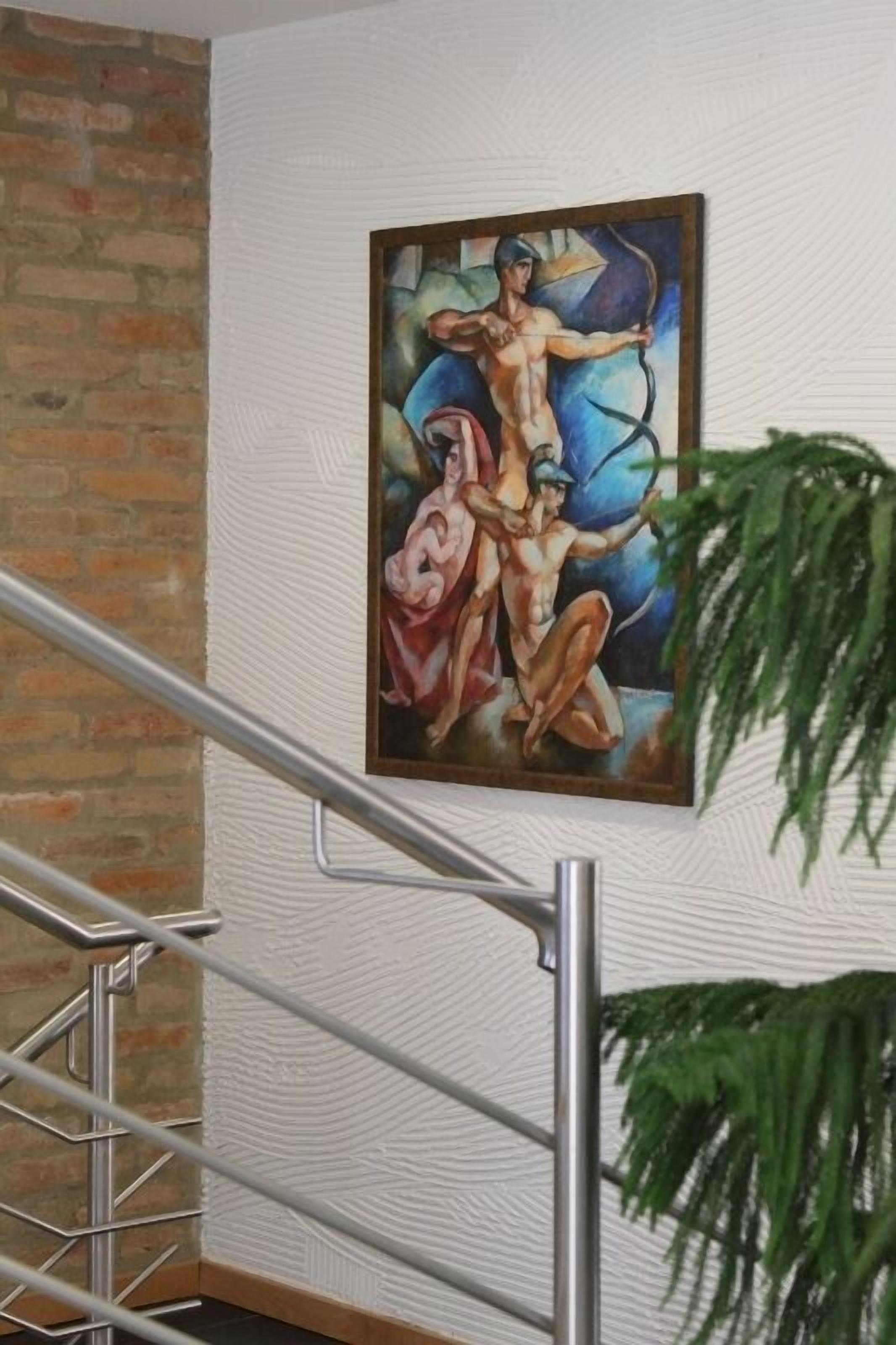 Ein Gemälde einer muskulösen Figur mit Bogen und Pfeil an einer weißen, strukturierten Wand.