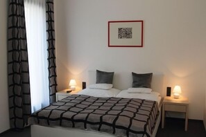 Ropa de cama de alta calidad, cubrecamas y minibar 