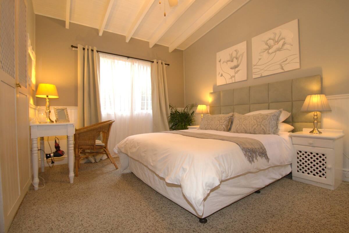 Luxury Queen and Twin Room (5) | Egyptian cotton sheets, premium bedding, down duvets, in-room safe