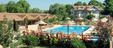 Alberca al aire libre por temporada y camas balinesas gratuitas