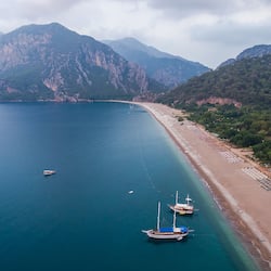 Una spiaggia nelle vicinanze, lettini da mare, ombrelloni