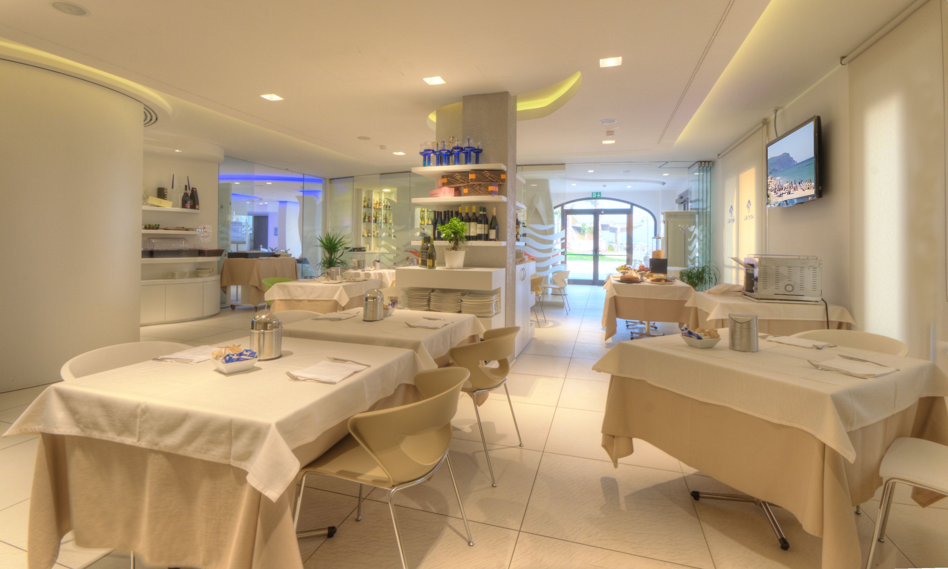 breakfast, lunch, dinner served; seafood, beach views