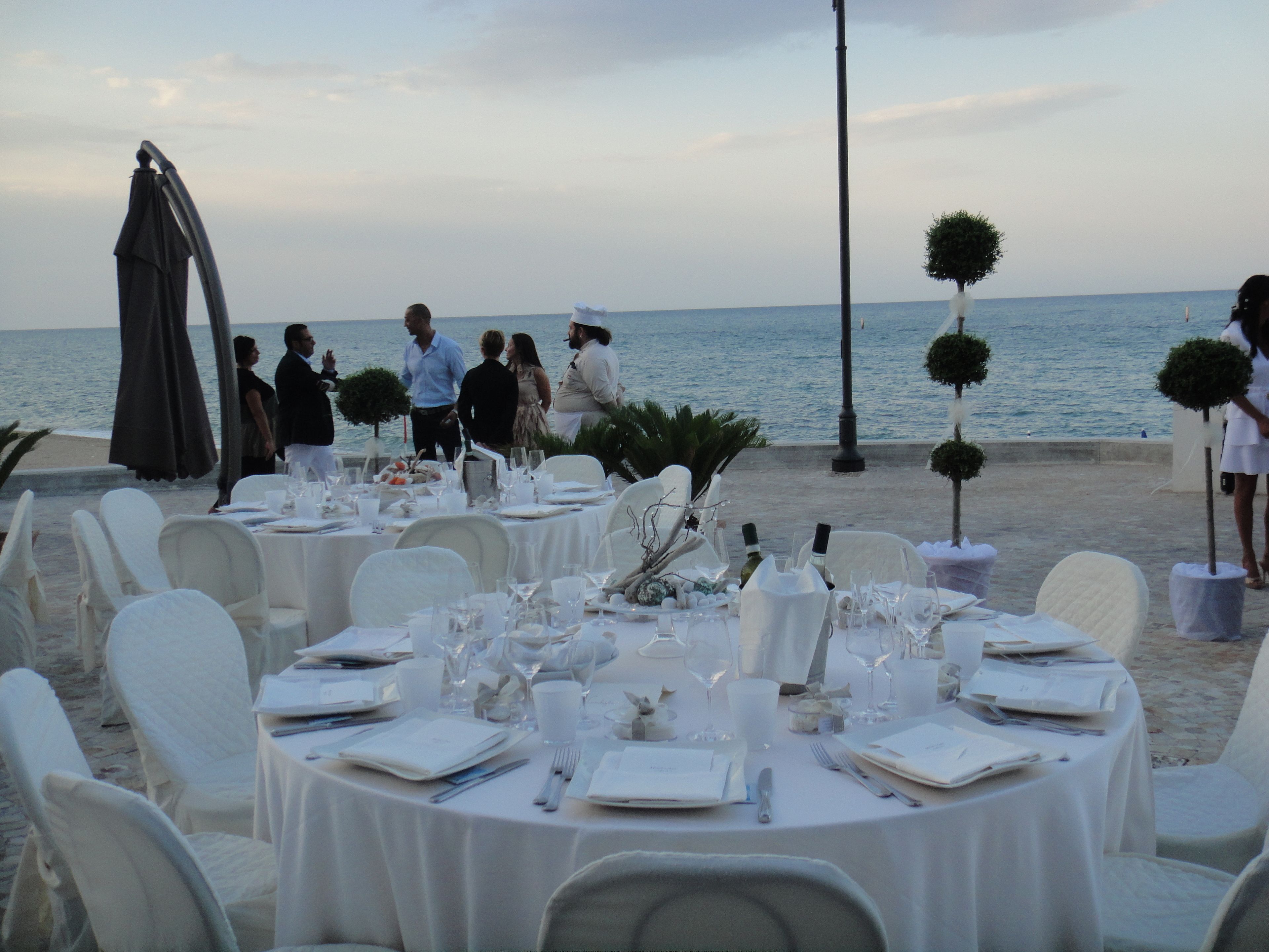 breakfast, lunch, dinner served; seafood, beach views