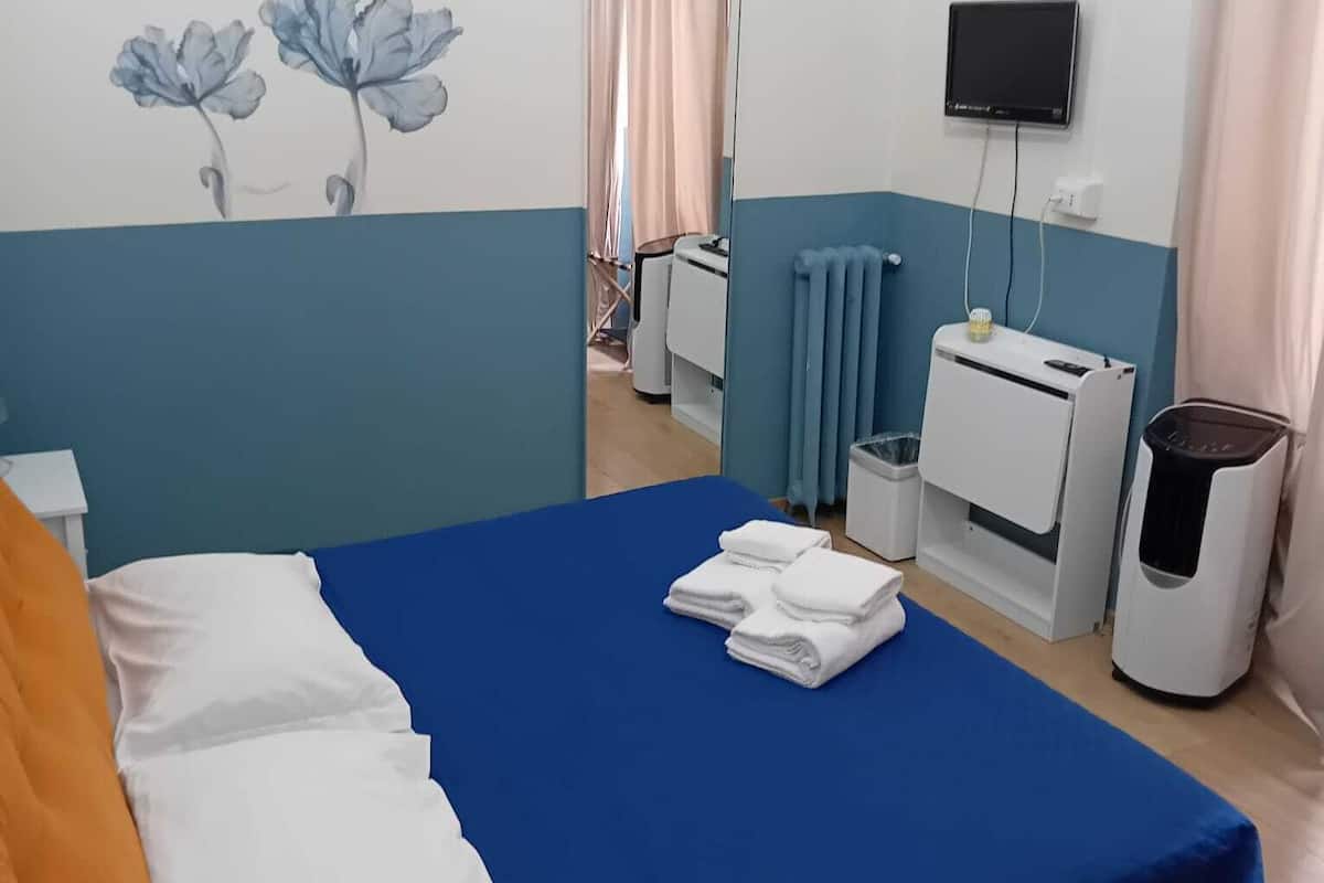 双人房或双床房 | 办公桌、婴儿床、免费 WiFi、床单