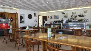 Desayuno buffet (EUR 8 por persona)