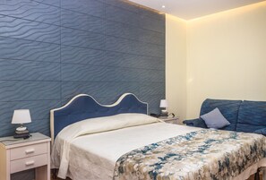 Escritorio, espacio para trabajar con laptop y cortinas blackout 