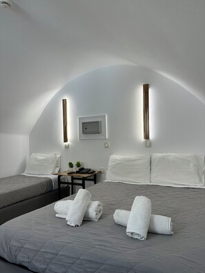 Comfort Suite, Balcony, Mountain View | In-room safe, soundproofing, bed sheets - Lucia Villas (Santorini)