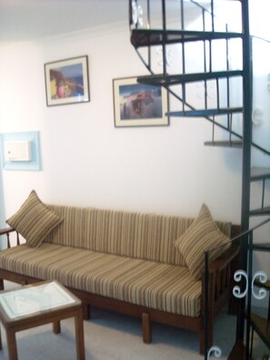 TV - Lucia Villas (Santorini)