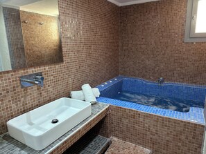 Comfort-suite - balkon - bjergudsigt | Badeværelse | Bruser, gratis toiletartikler, hårtørrer, håndklæder