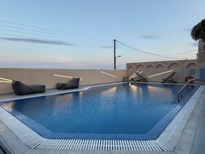 屋外プール、プール パラソル、サンラウンジャー