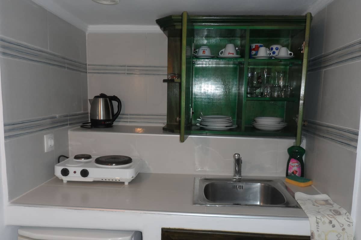 Fridge, stovetop, electric kettle, cookware/dishes/utensils