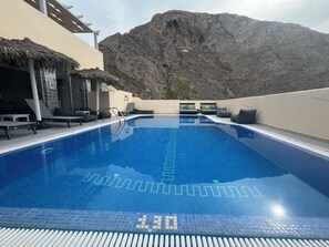 Outdoor pool, pool umbrellas, sun loungers - Lucia Villas (Santorini)