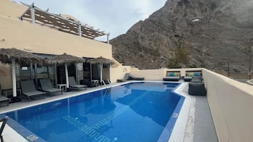 Piscina externa, guarda-sóis, espreguiçadeiras