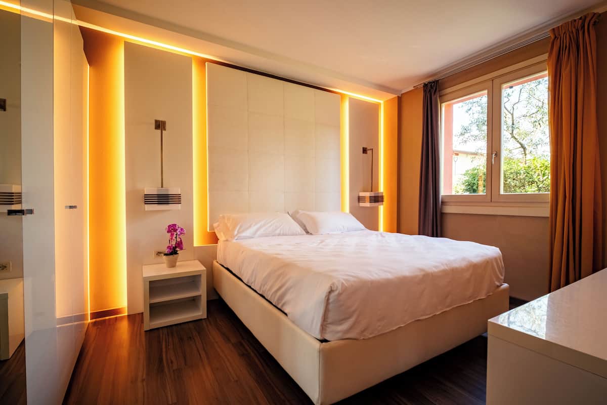 1 bedroom, premium bedding, memory-foam beds, desk