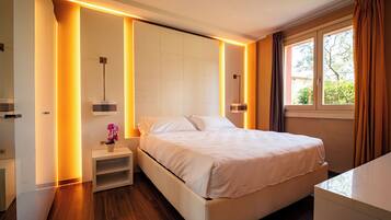 1 Schlafzimmer, hochwertige Bettwaren, Betten mit Memory-Foam-Matratzen