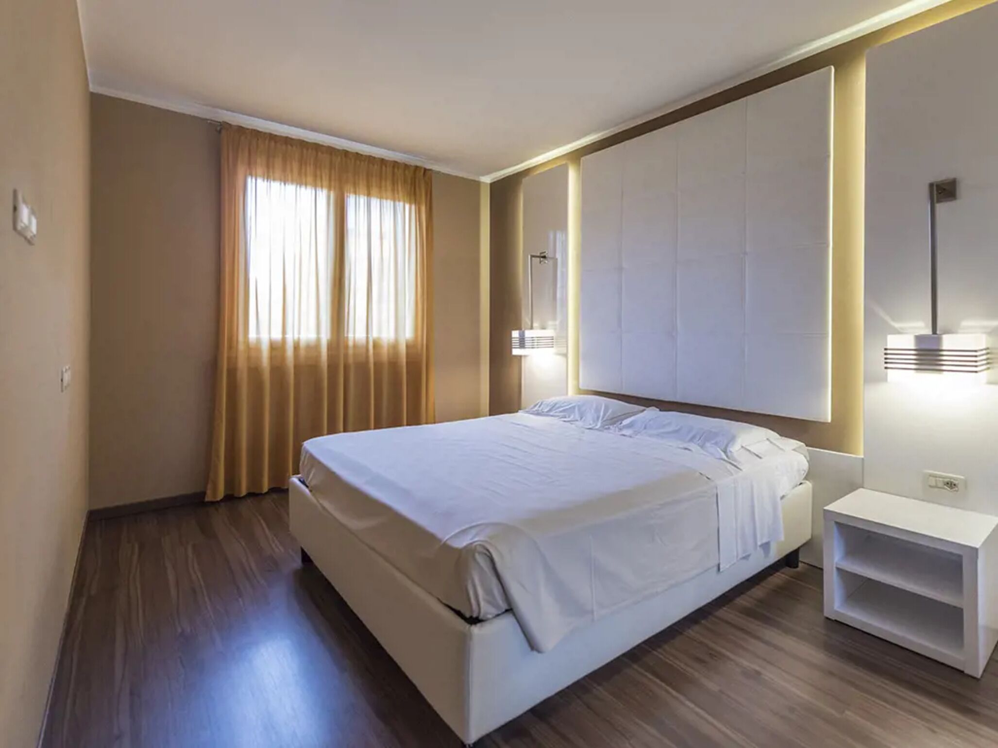 1 bedroom, premium bedding, memory foam beds, desk