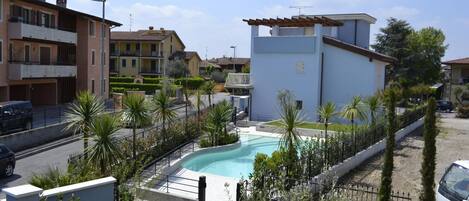 Outdoor pool, pool umbrellas, sun loungers