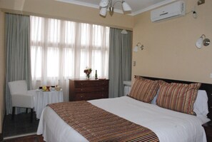 1 bedroom, pillowtop beds, in-room safe, rollaway beds - Oporto Hotel (Santiago)